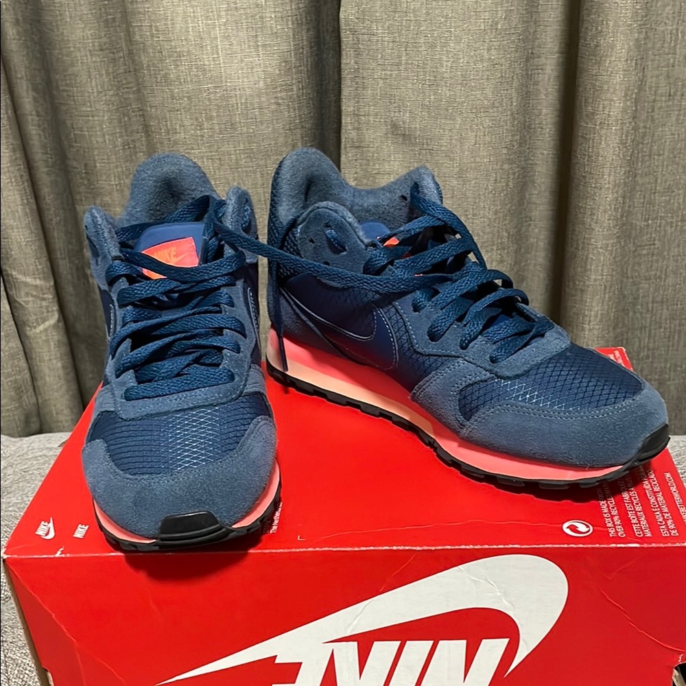 Nike Wmns MD Runner 2 Mid Blue sneakers
